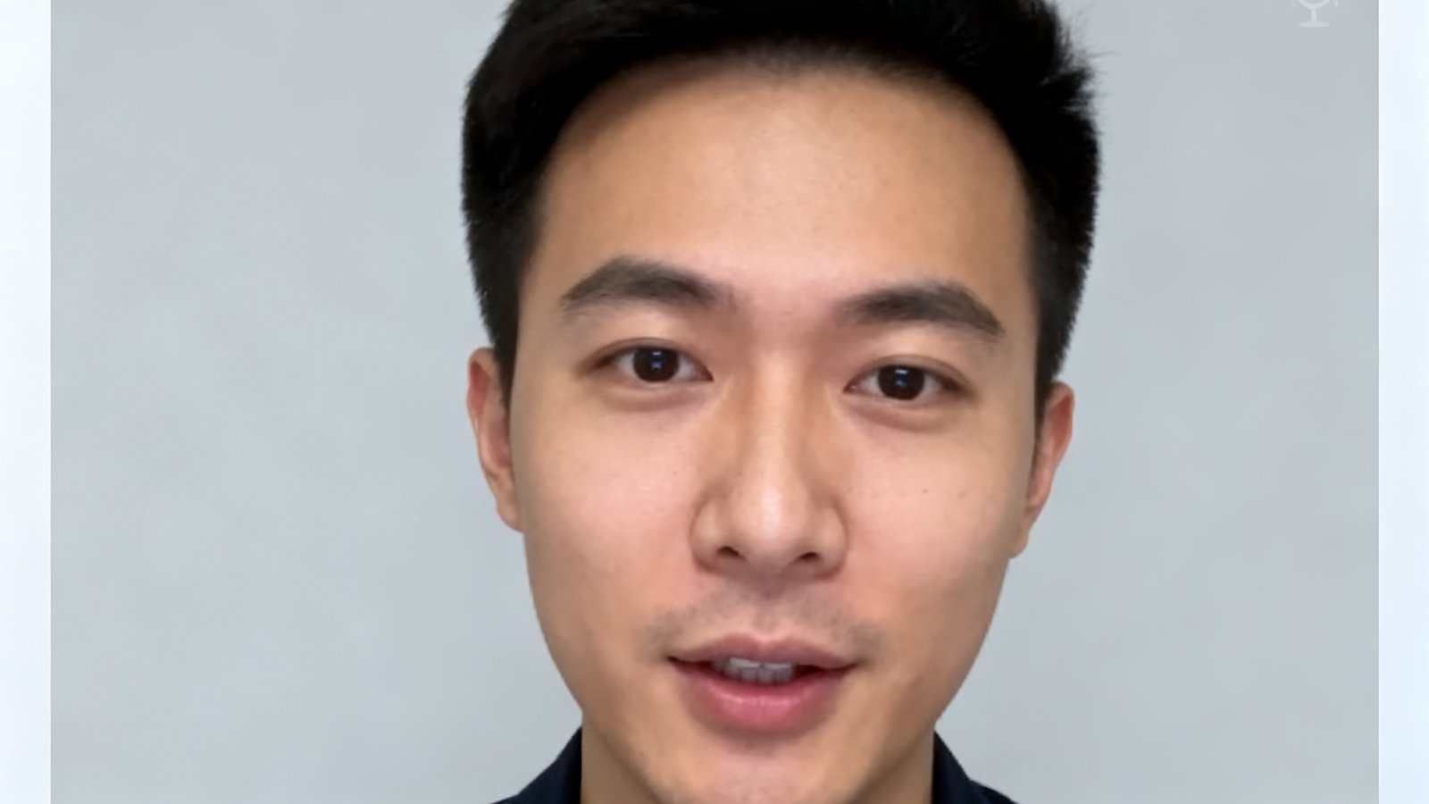 一张展示EVO视讯AI实时翻译功能概念界面的图片，视频会议画面中叠加了中英双语字幕，发言人下方显示翻译后的文字，设计风格现代简约。